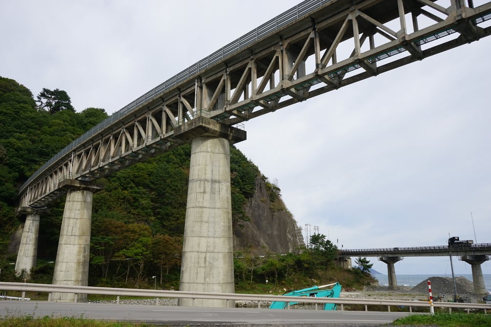 下から見た高強度コンクリートで造られた橋