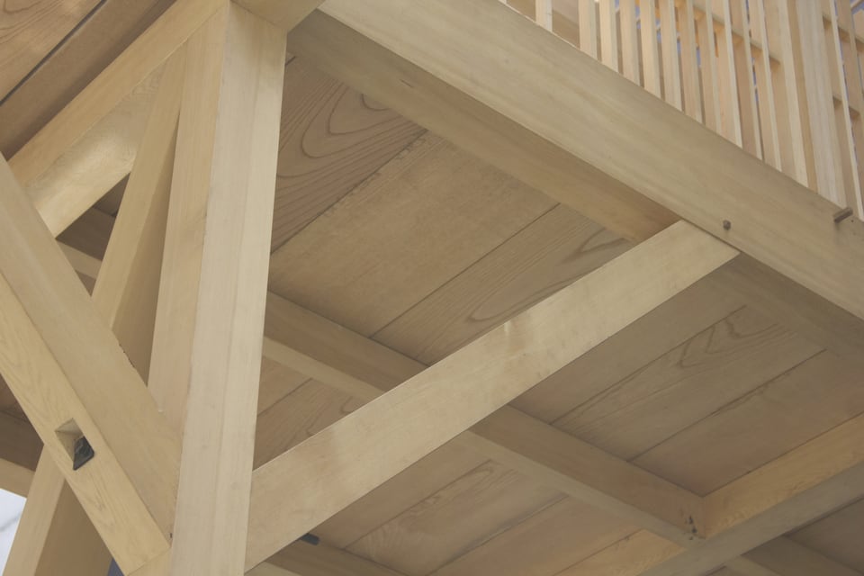安定感のある正角を用いた木造住宅の床と柱