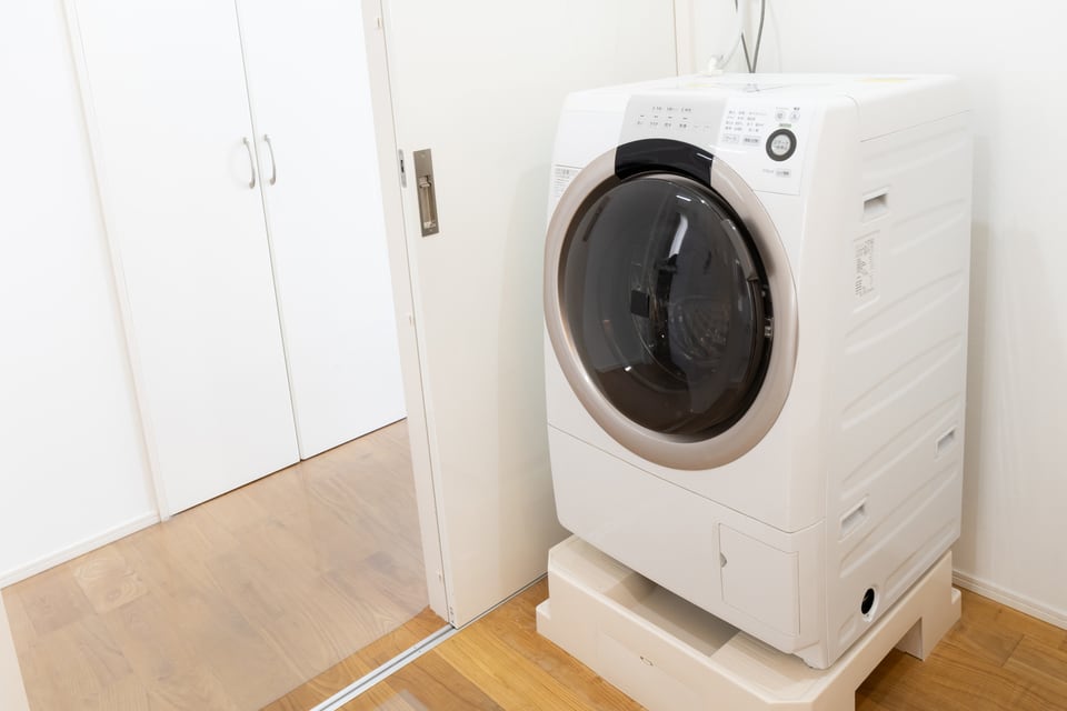 漏水を防ぐ洗濯パンに載った全自動洗濯乾燥機