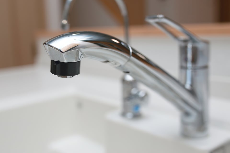 見た目もスッキリな一体型の浄水器を設置した洗面台