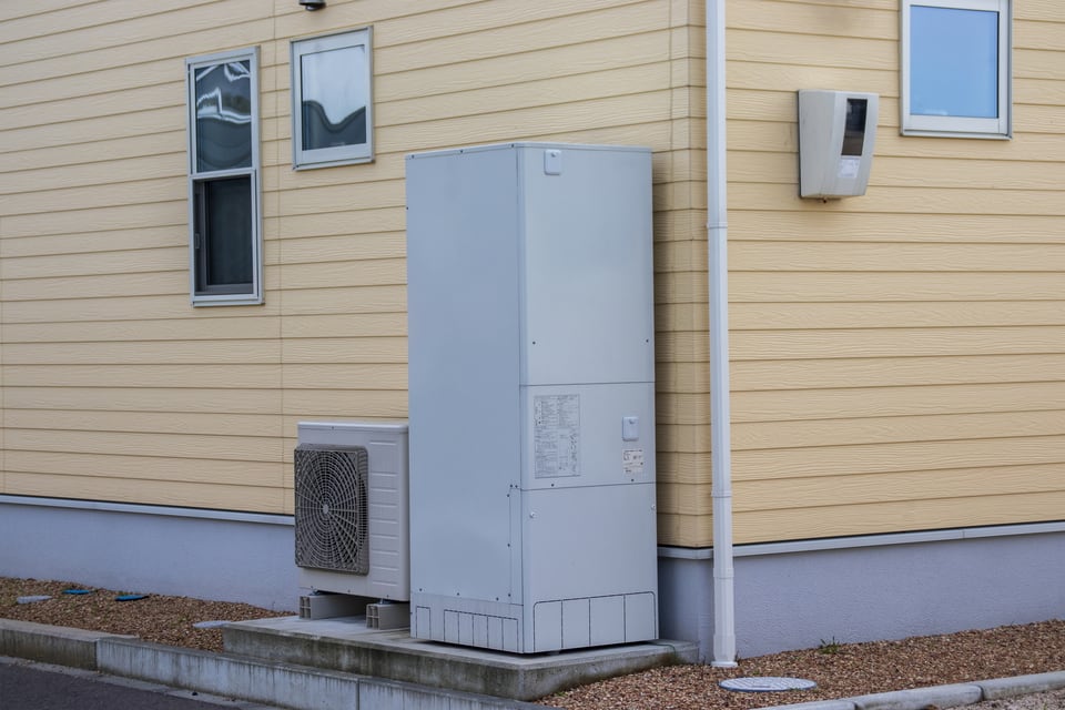 深夜電力を利用してお湯を沸かし貯める給湯器