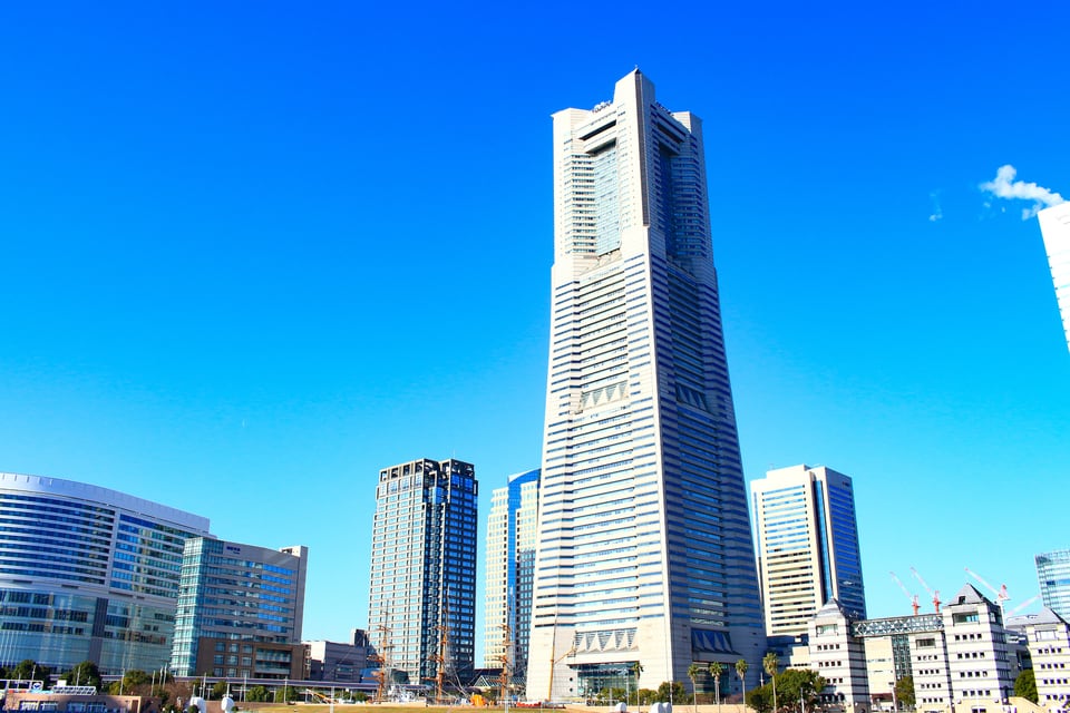 熱線吸収ガラスが使用されているビル群