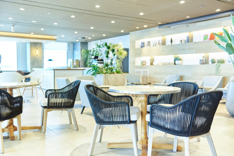 コーブ照明とダウンライトを使ったコワーキングスペース