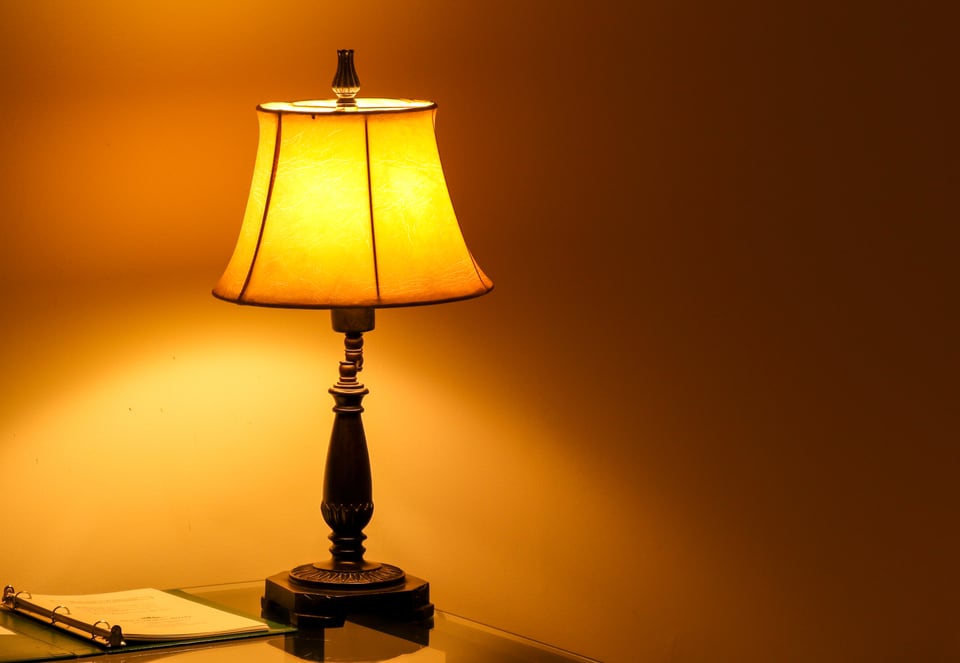 枕元をほんのりと柔らかく照らす間接照明