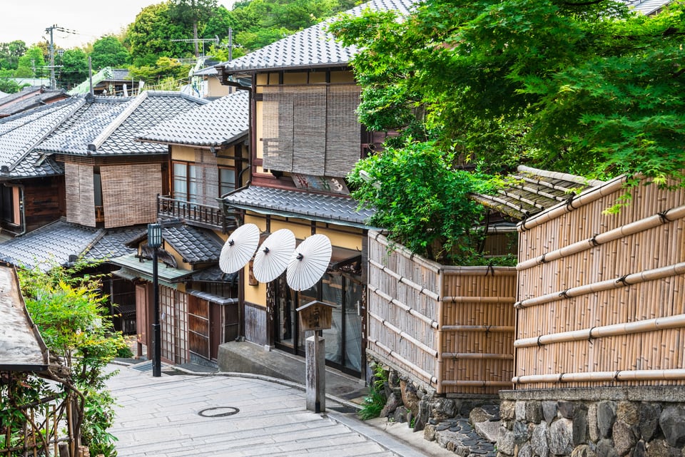 京都・二寧坂の町屋が立ち並ぶ光景