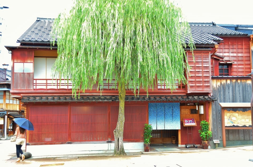 紅殻塗りをされている町屋の壁とその光景