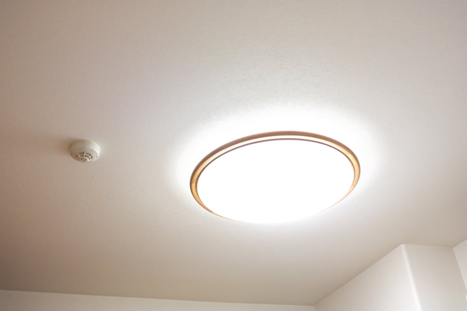 天井に設置されている直接照明のシーリングライトの光