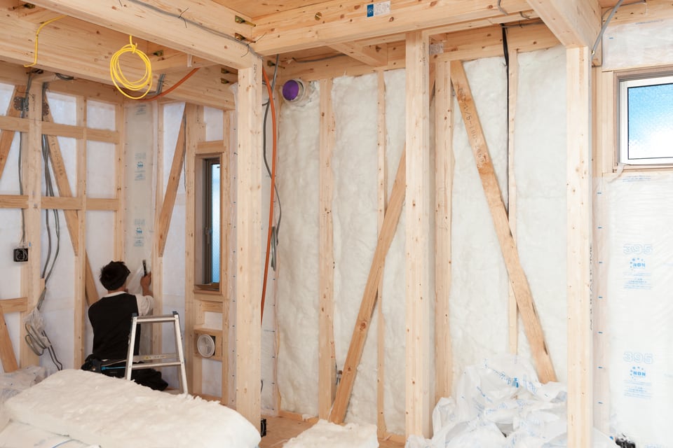 住宅の建築現場で使用する省エネ建材の断熱材