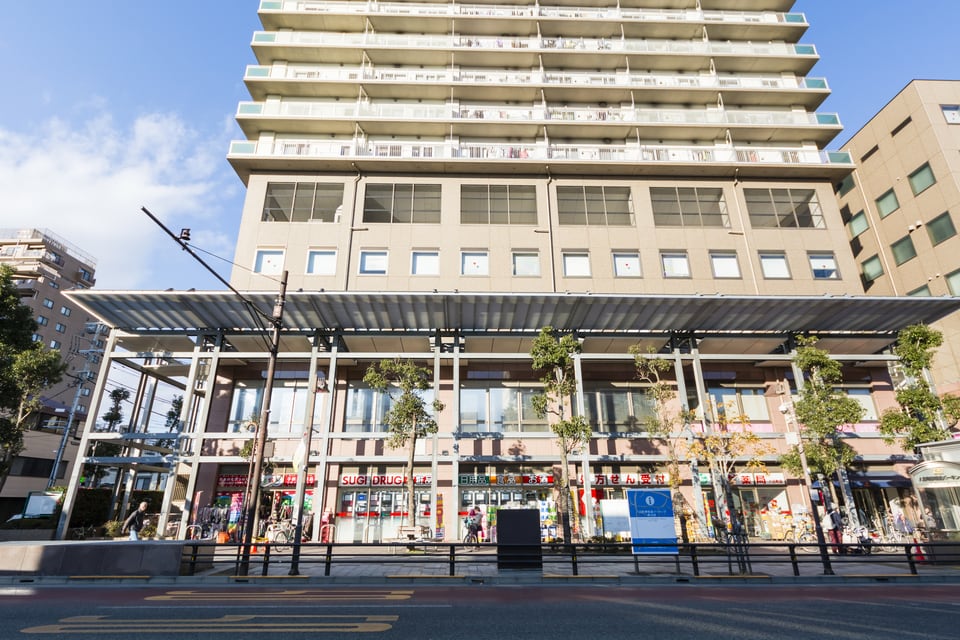 1階に店舗が入っている下駄履きマンションの様子