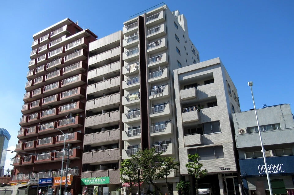 1階に店舗がある下駄履きマンションの外観