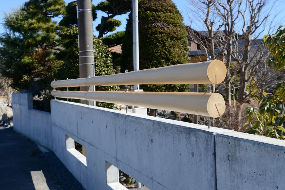 塀の一部として使用されている磨き丸太