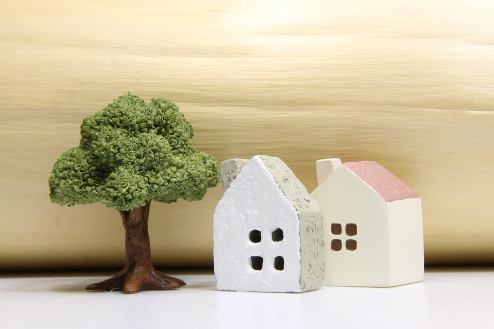 磨き丸太を背景にした家の模型