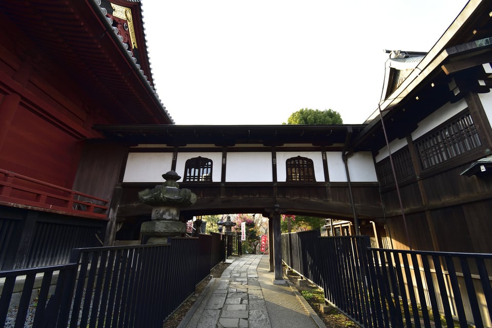 母屋と離れをつなぐ2階の渡り廊下