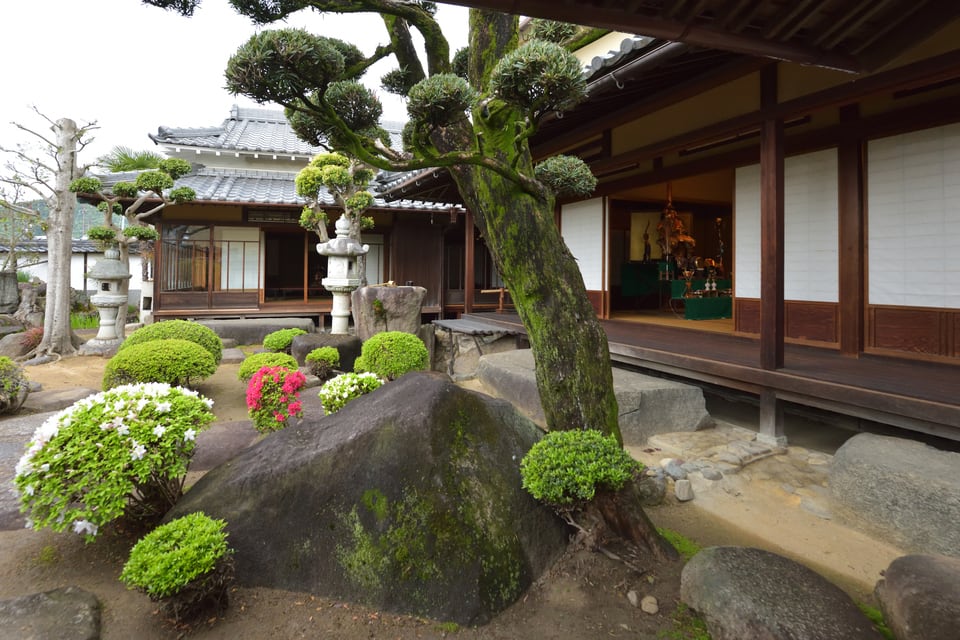 庭園を前に建ち並ぶ母屋と離れ