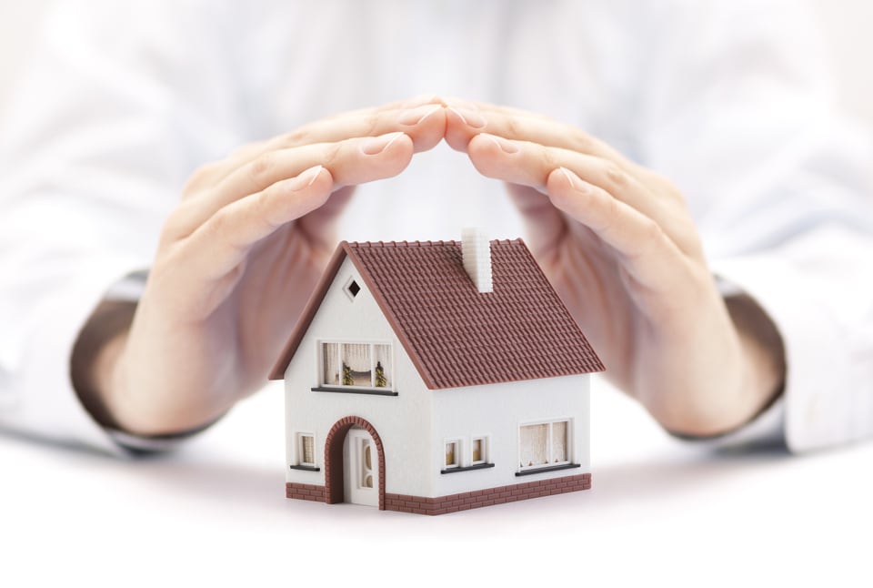 人の手の中に納まる狭小住宅のイメージ