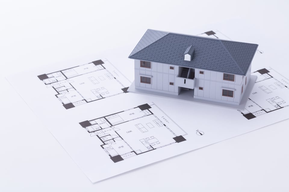 重ね建て住宅をイメージした住宅の模型と住宅の間取り図