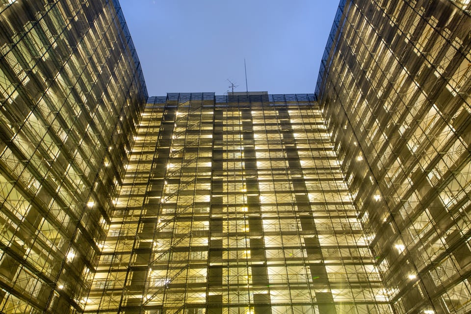 一棟マンションの大改修工事中の一棟まるごとリノベーションマンション