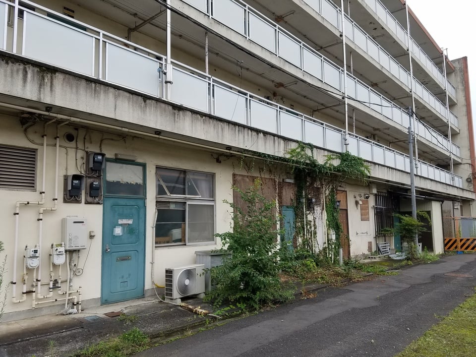 老朽化して補修が必要な集合住宅