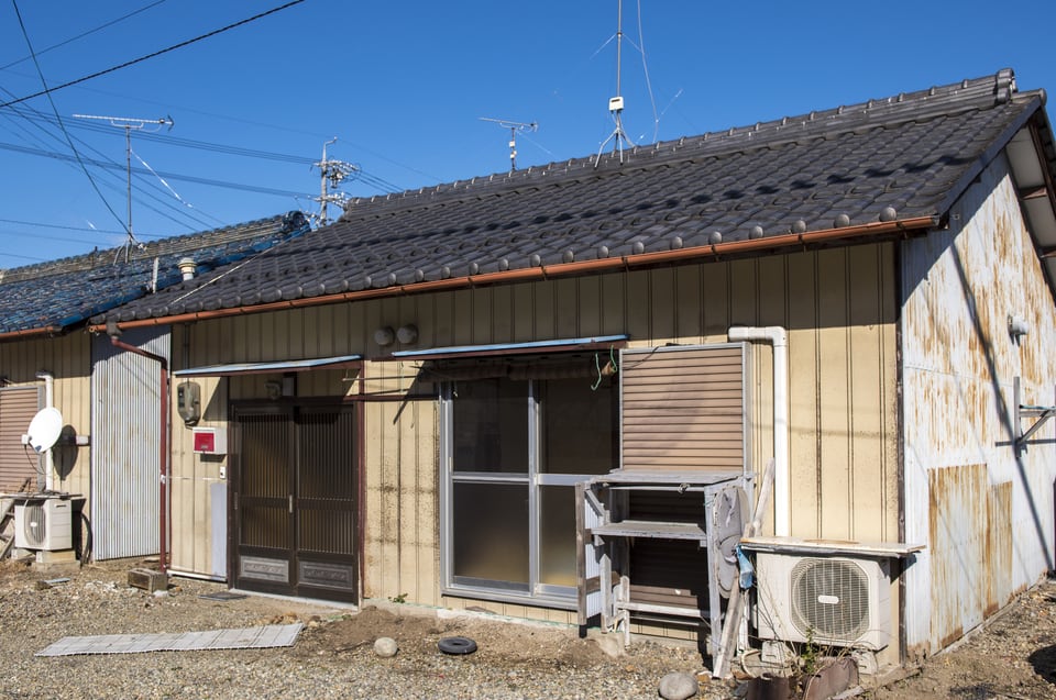 空き家になって老朽化した一軒家