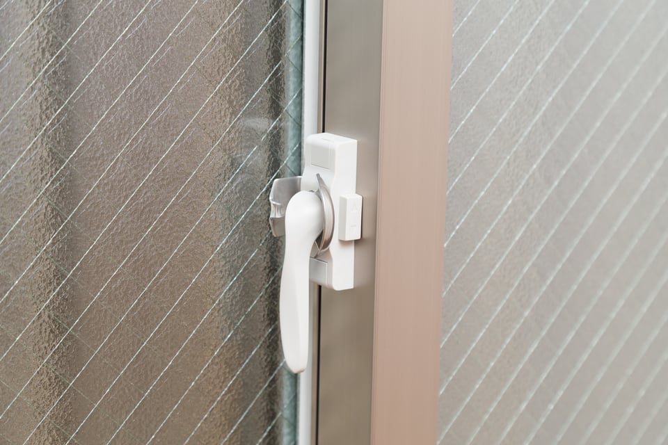 住宅内に設置された複層ガラスのアップ