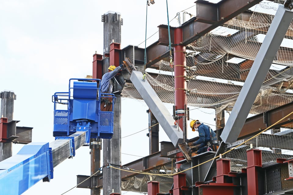 重量鉄骨を使用した建築現場