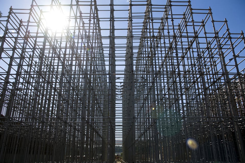 鉄筋で組み立てられた建設現場