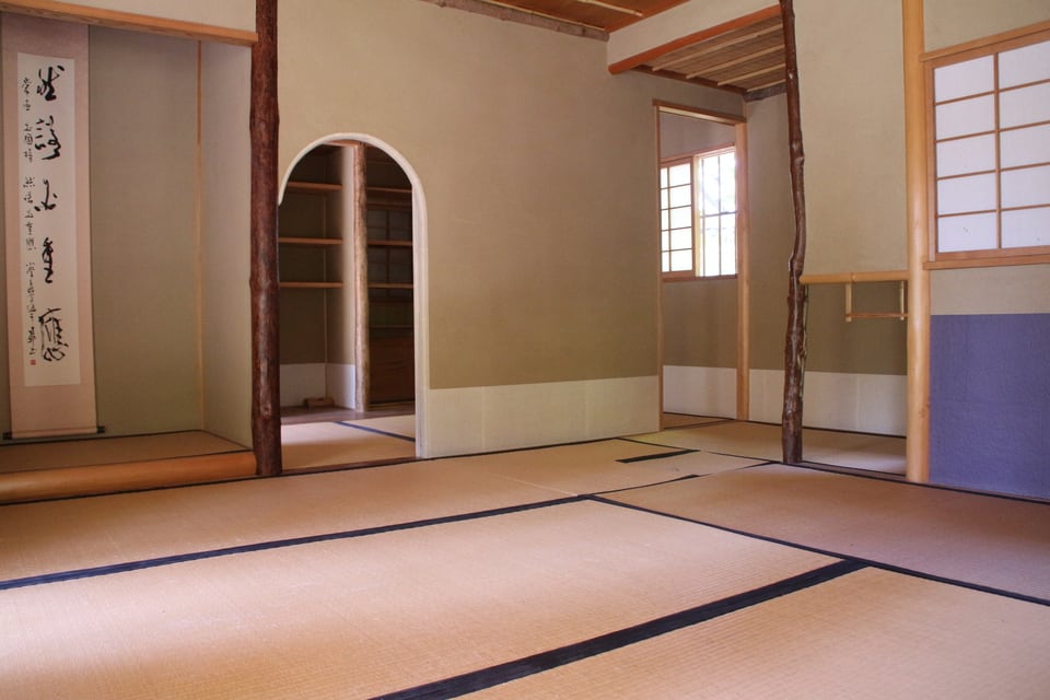 錆丸太が柱として使われている茶室