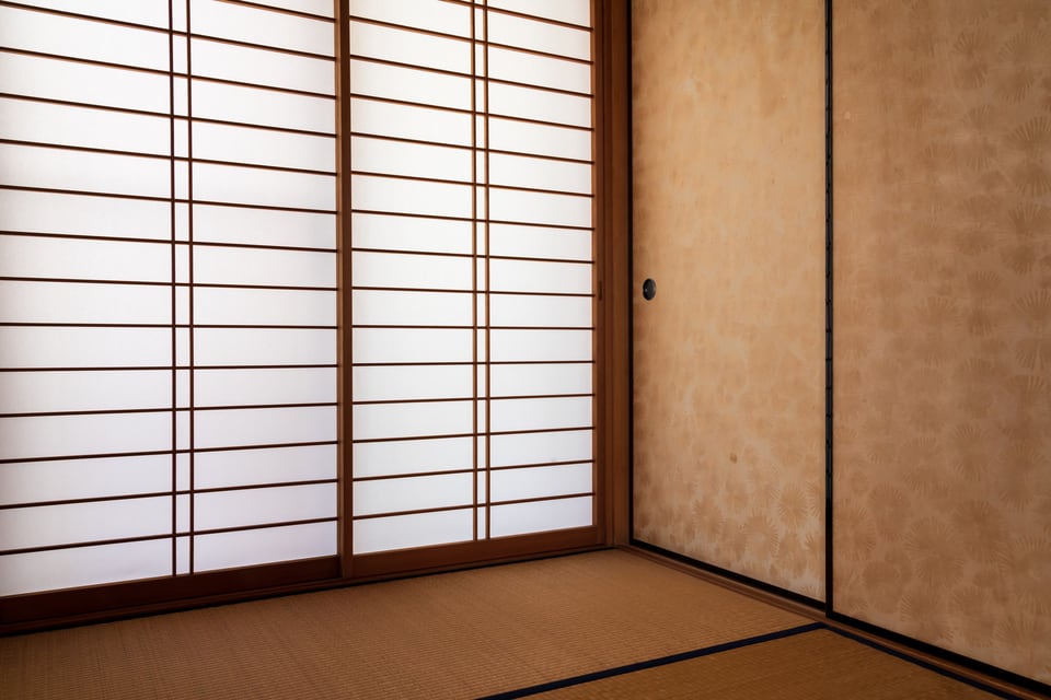 襖と障子紙が備えられた部屋