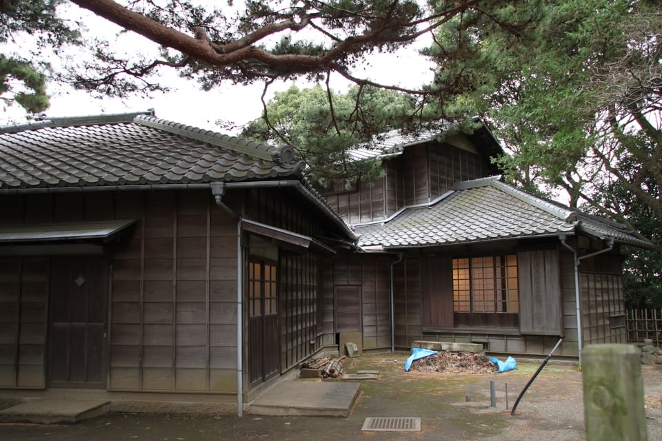 離れのある古くて伝統的な日本家屋