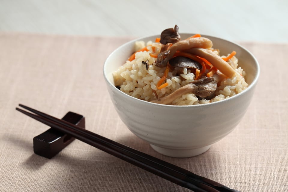 箸置きに置かれた青黒檀の箸