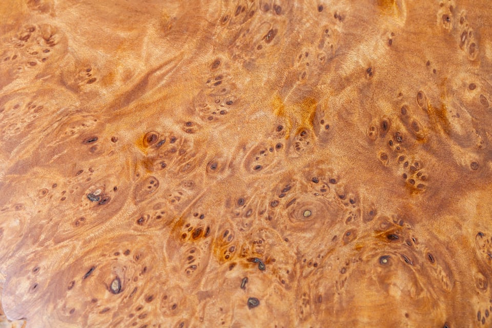 鳥眼杢の現れた美しい木材
