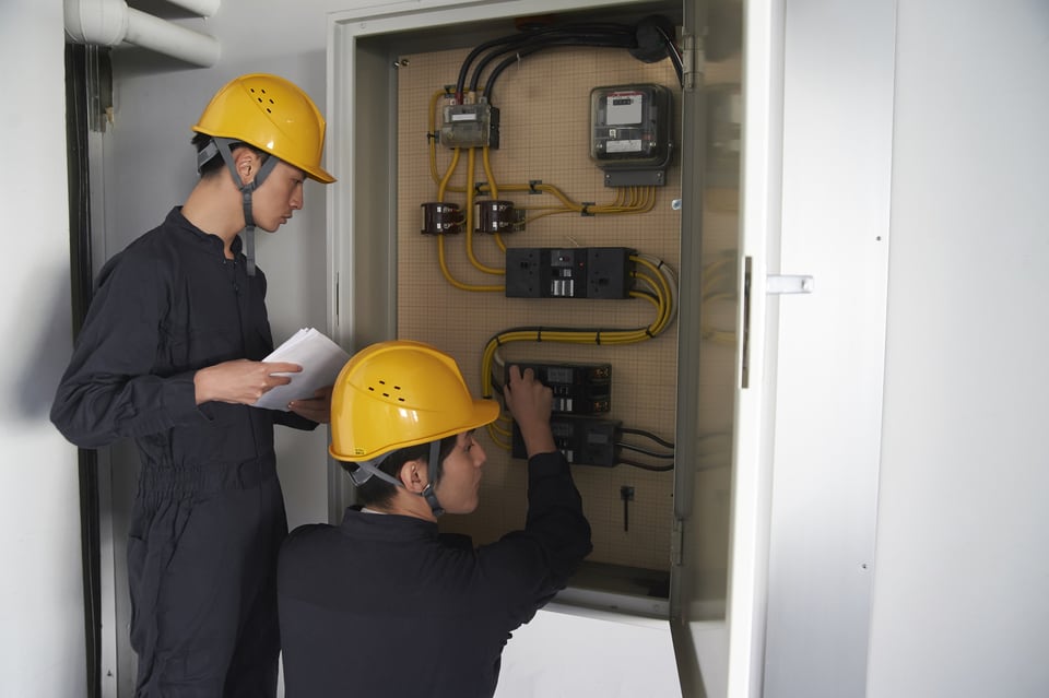 マンション高圧一括受電の電気設備を点検する業者
