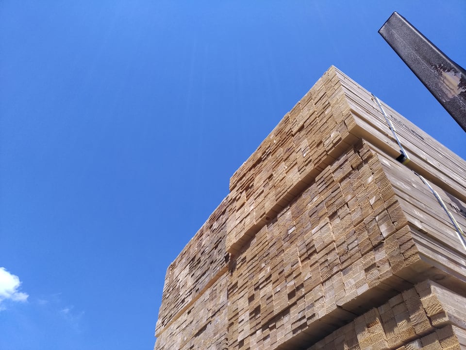 山積みにされた建設用角材の特等材
