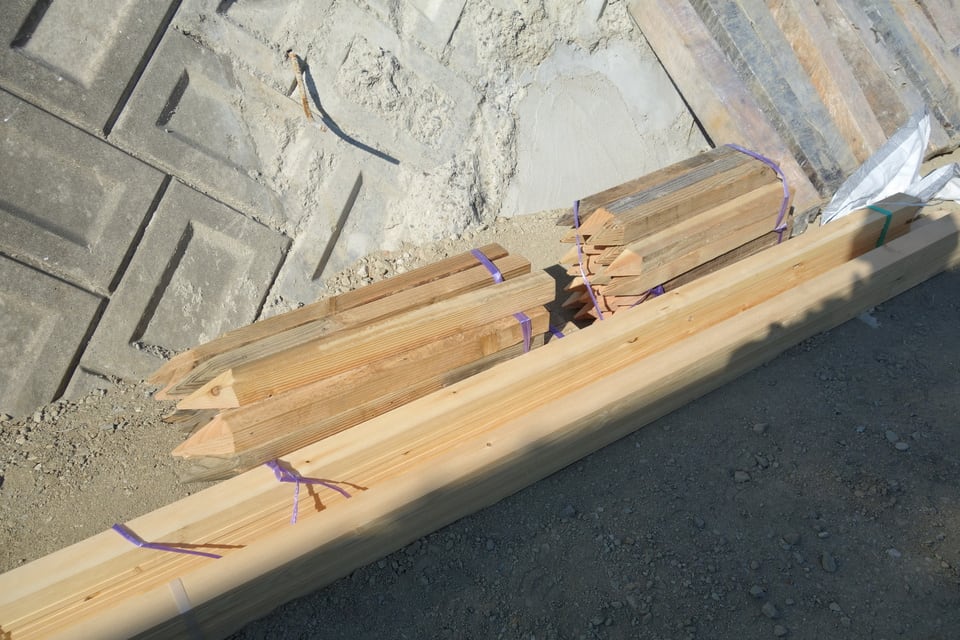 建設現場に並べられたに二等材の角材の杭