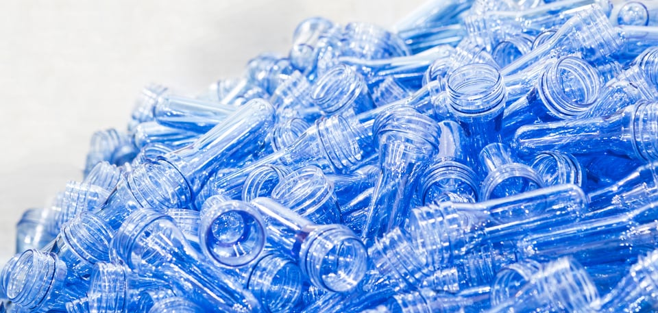 ペットボトルに成型加工する前の熱可塑性樹脂であるポリエチレン製のプラスチックボトル