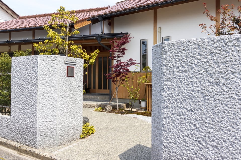 表札の上に取りつけられた表札灯