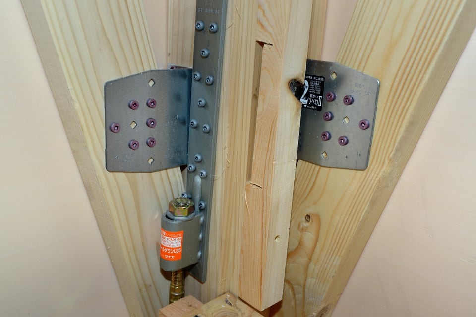 Dマーク金物の対象である接合金物を取りつけた木造住宅の繋ぎ目