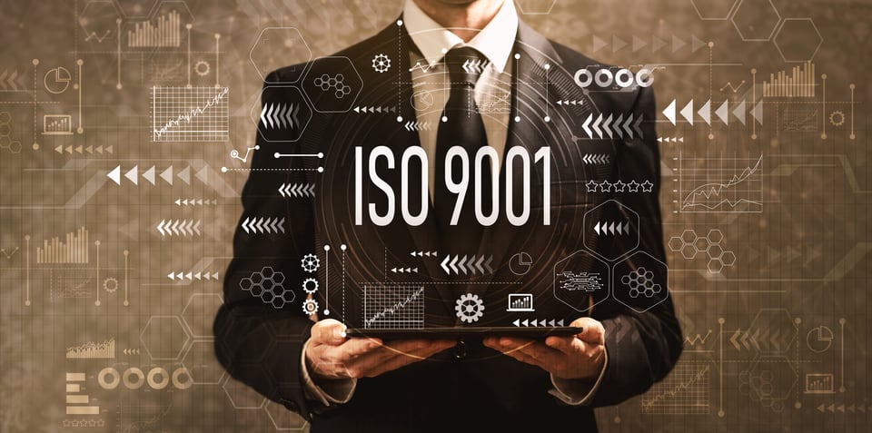 ISO9001の取得に向けて準備する男性
