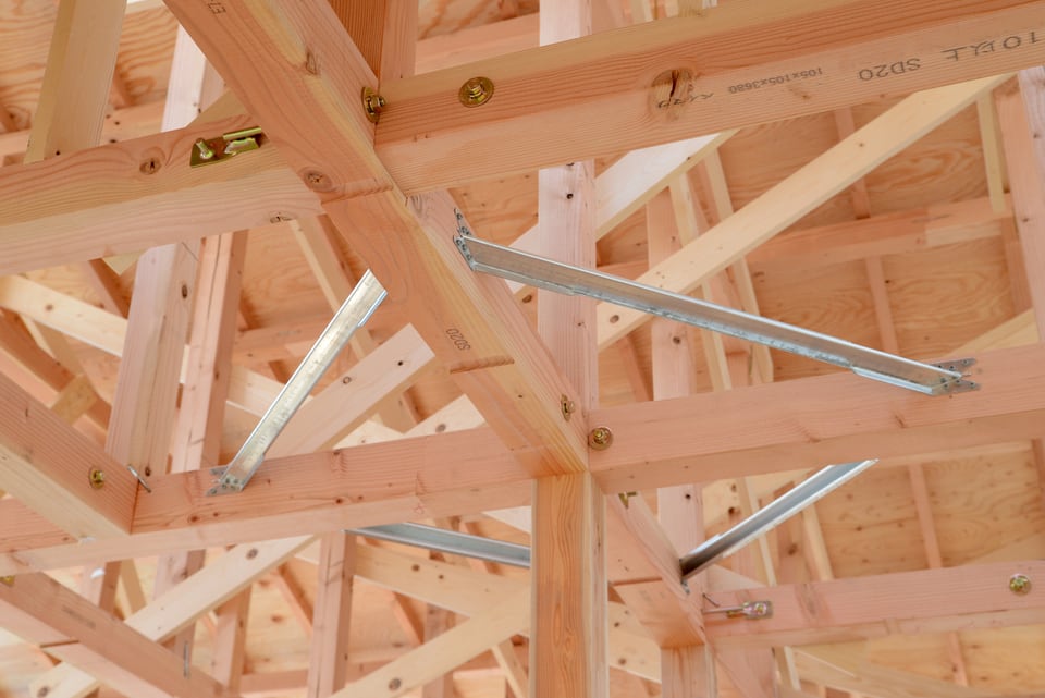 Sマーク金物を使った構造補強を行っている木造住宅