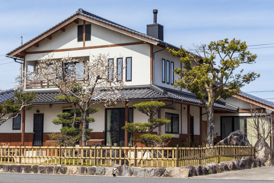 煙突のあるモダンな和風な住宅の外観