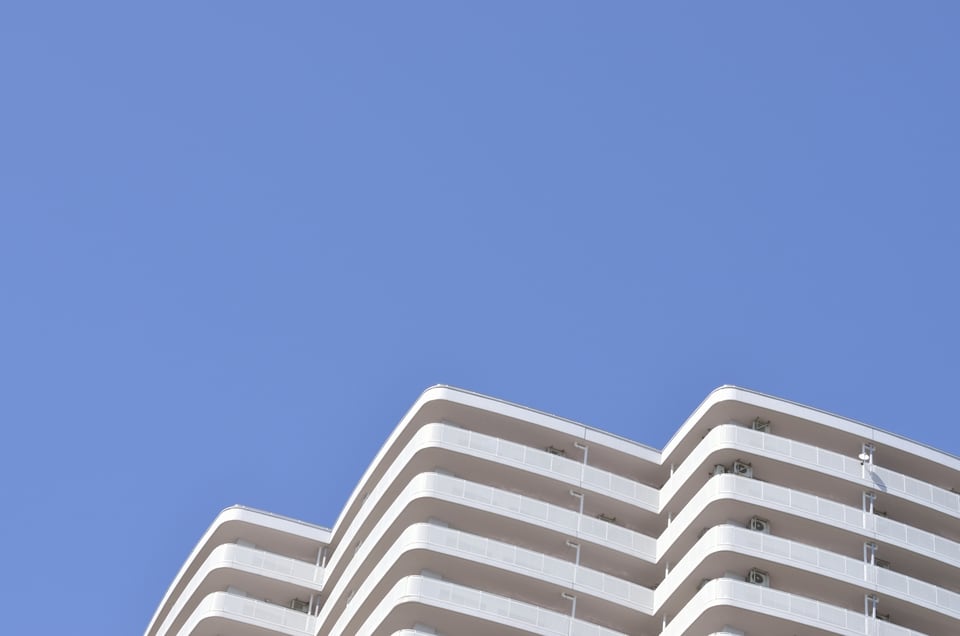 雁行型に作られた高層マンション