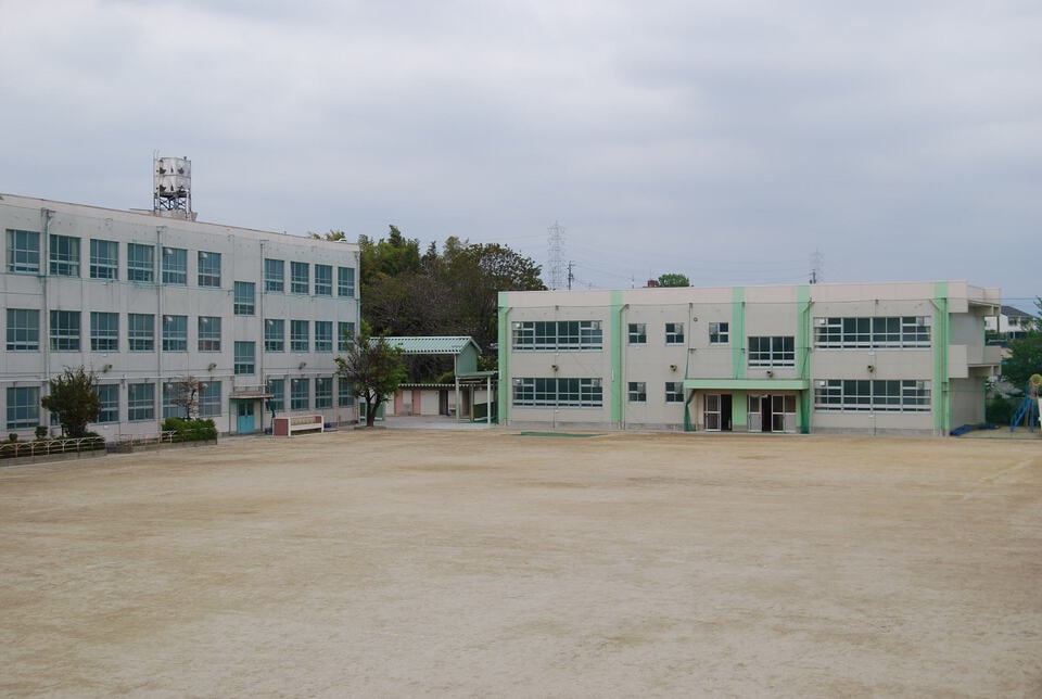 広域避難場所として指定された学校のグラウンド