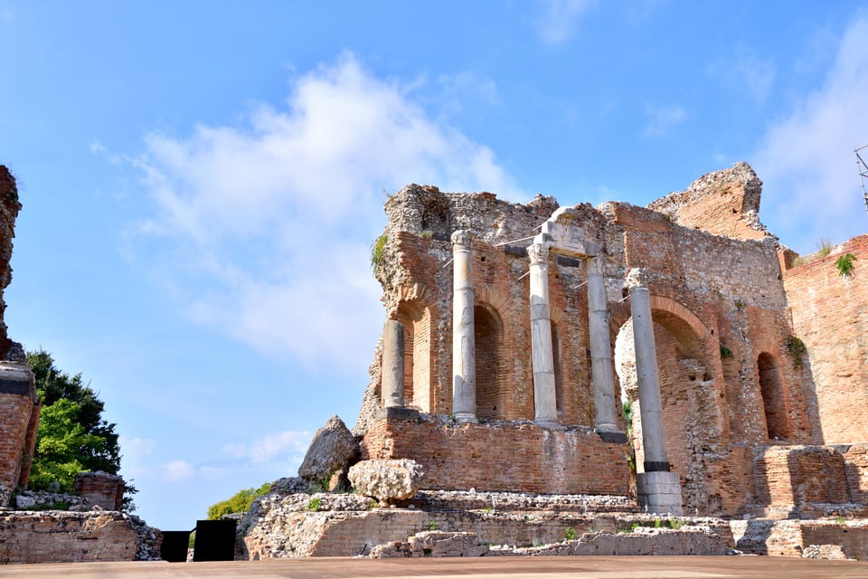 イオニア様式の古代ギリシアの建造物の遺跡