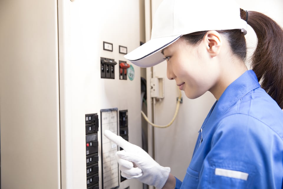 エレベーターのメンテナンスをする女性