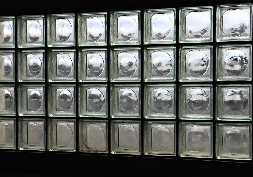 円形の意匠が施されたガラスブロック窓