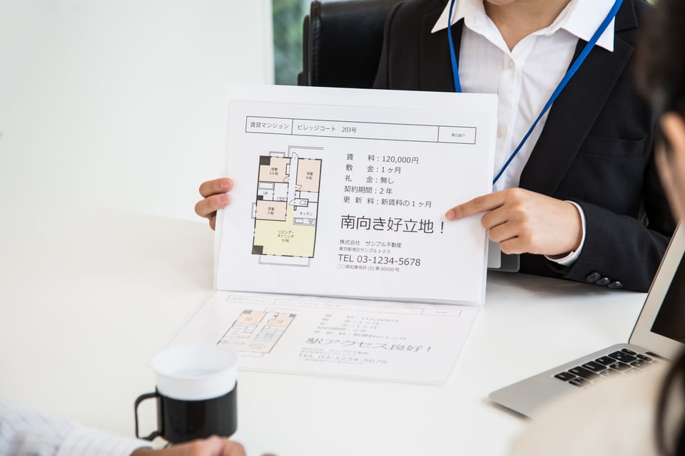 共同媒介の賃貸物件の紹介をする不動産会社のスタッフ