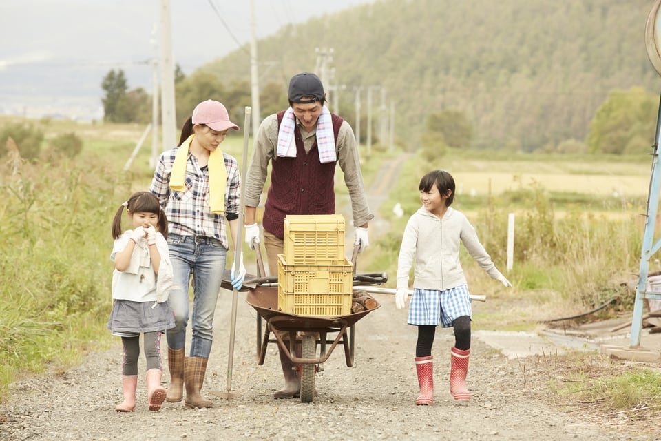 移住して田舎暮らしをする家族
