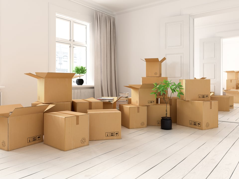 移住のために引っ越しの荷造りをした部屋