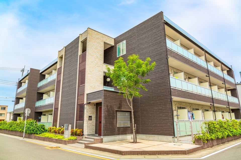 角部屋が多い3階建て低層マンション