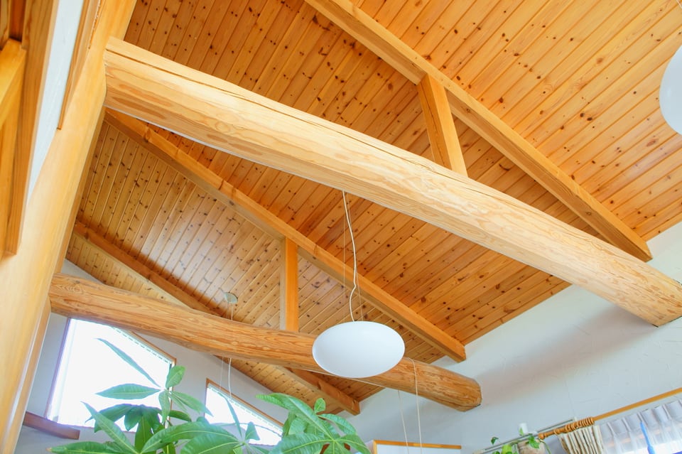 天井が傾斜している木目調勾配天井